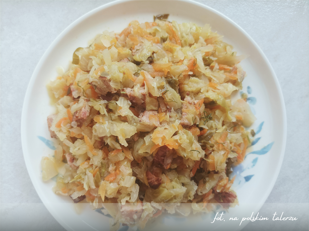 młoda kapusta duszona z koperkiem młoda kapusta z kiełbasą