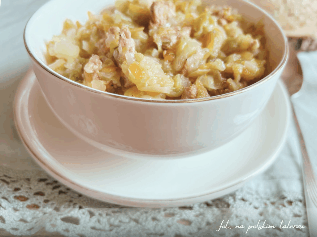 Bigos z młodej kapusty