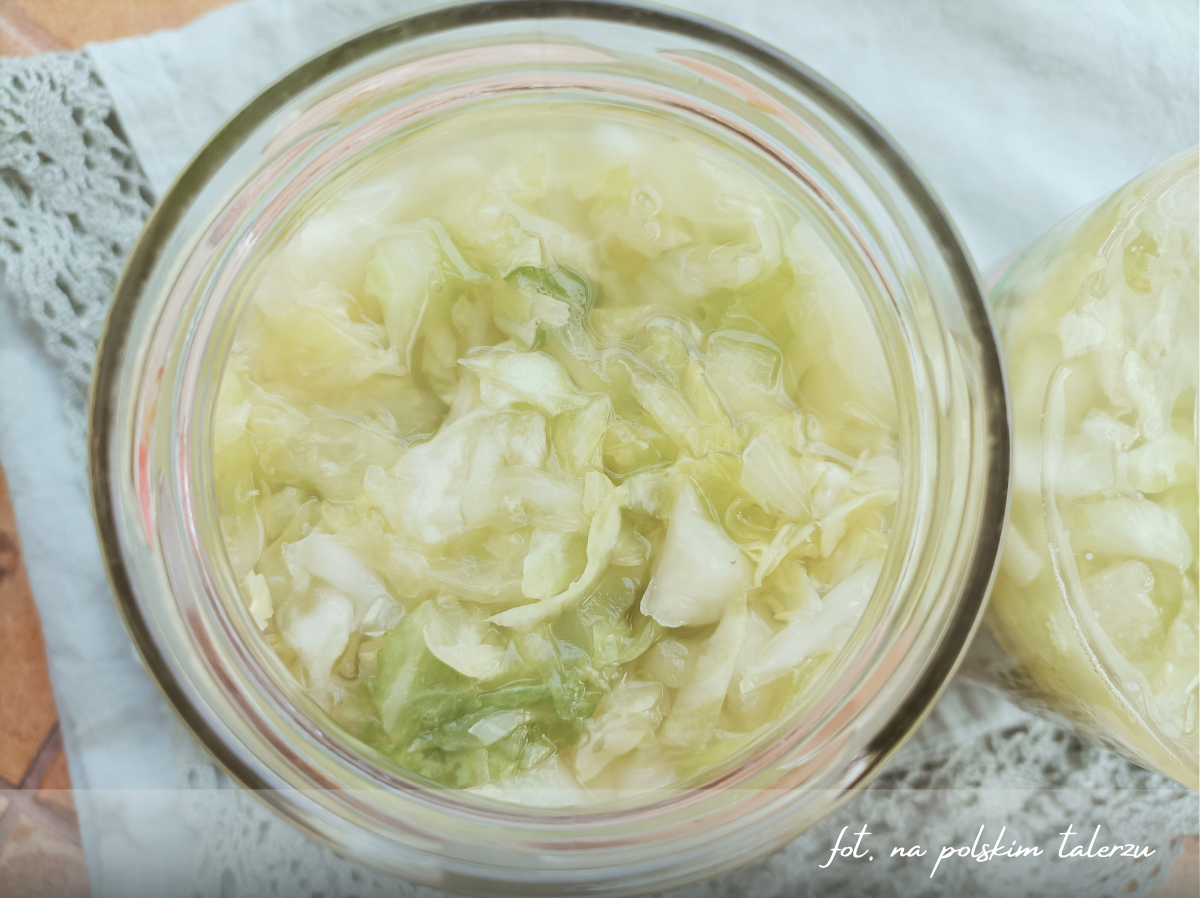 Młoda kapusta kiszona w słoikach