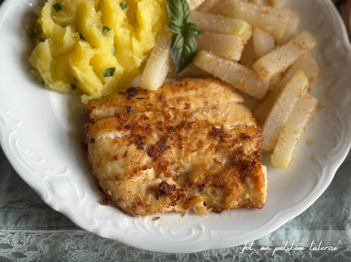 pomysł na obiad miruna panierowana w mące, ziemniaczki kalarepa