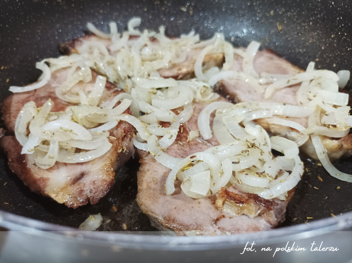karczek pieczony w piekarniku w całości podsmażony z cebula