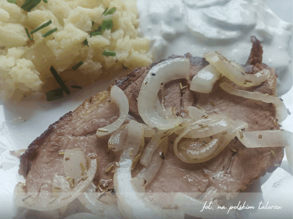karkówka z piekarnika podana z ziemniakami i mizerią