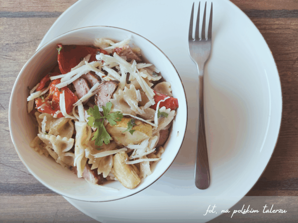 makaron z kiełbasą i warzywami