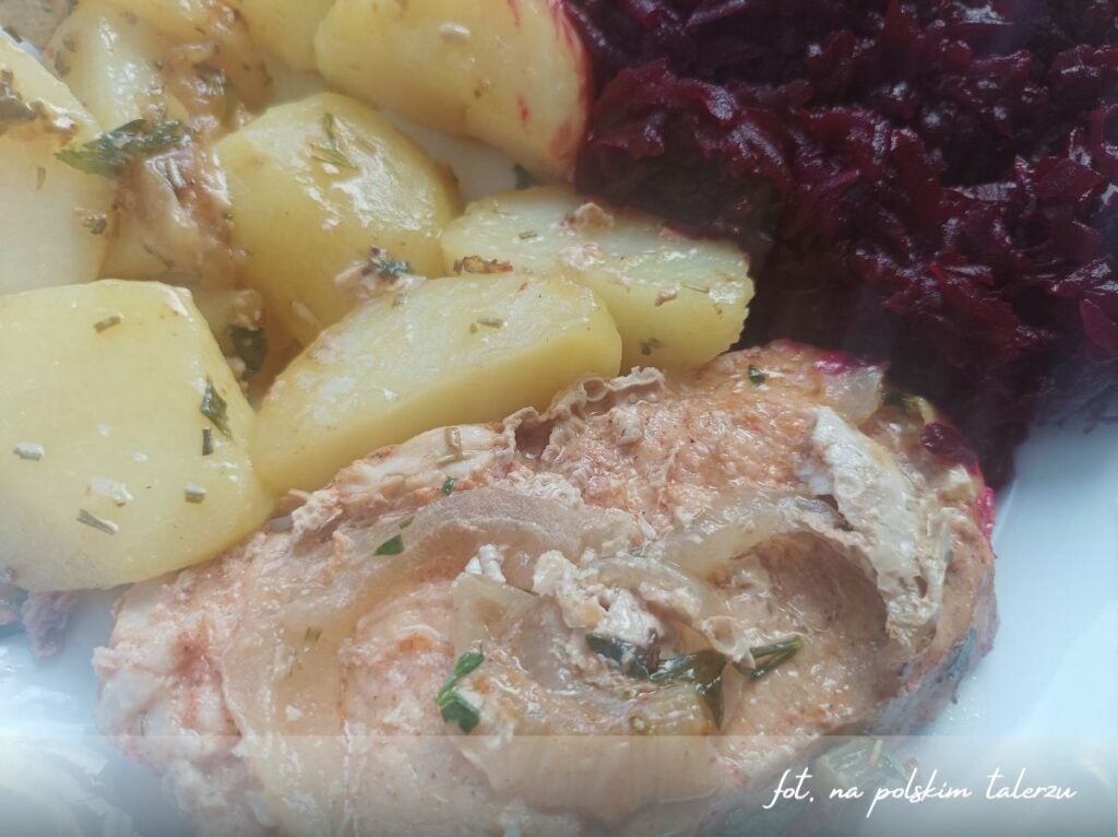 schab pieczony w piekarniku z cebulą