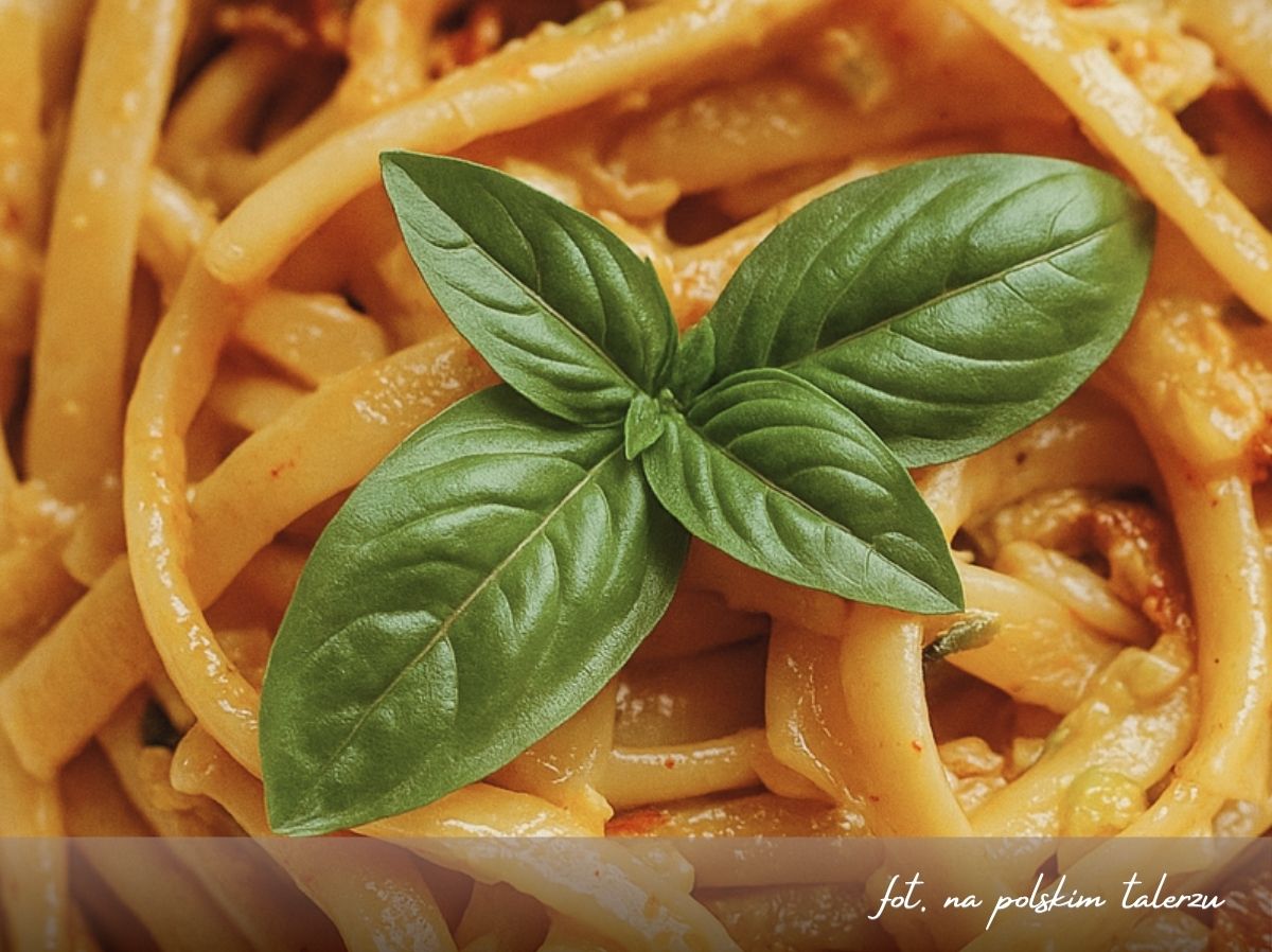 spaghetti z cukinią i mascarpone bez mięsa Spaghetti bez mięsa z cukinią, pomidorami suszonymi, serkiem mascarpone