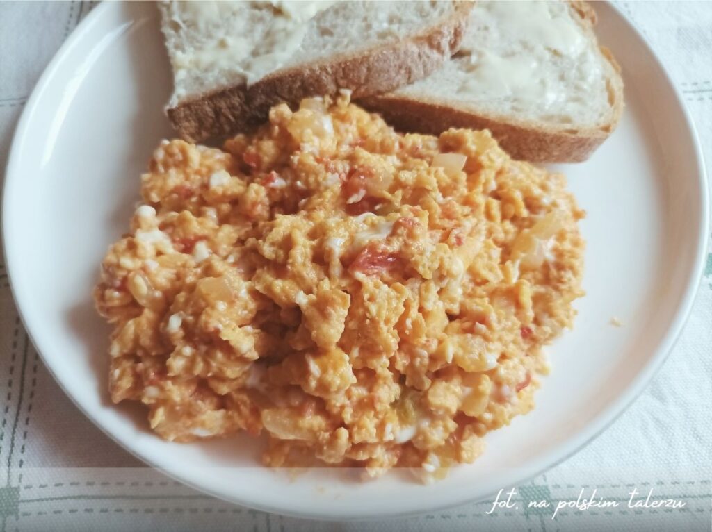 jajecznica z pomidorem szybkie śniadanie jajecznica z pomidorami i cebula