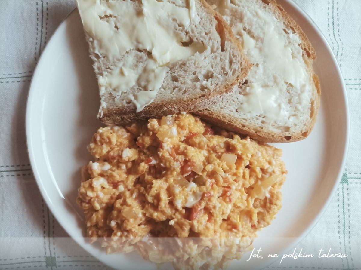 jajecznica z pomidorem pyszne śniadanie