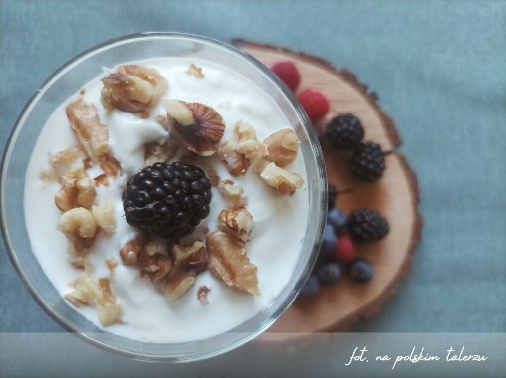 jogurt z owocami