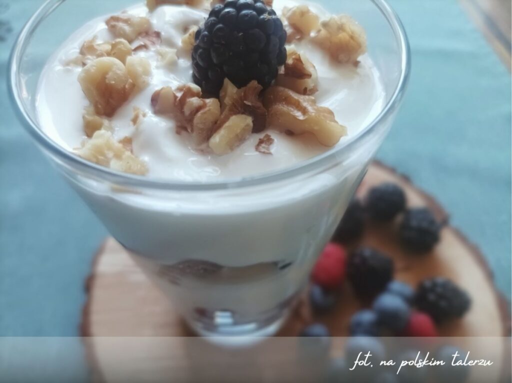 jogurt z owocami leśnymi