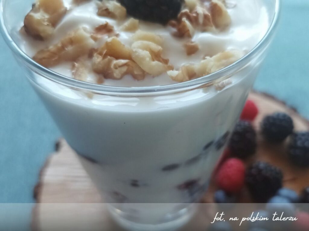 jogurt z owocami i orzechami