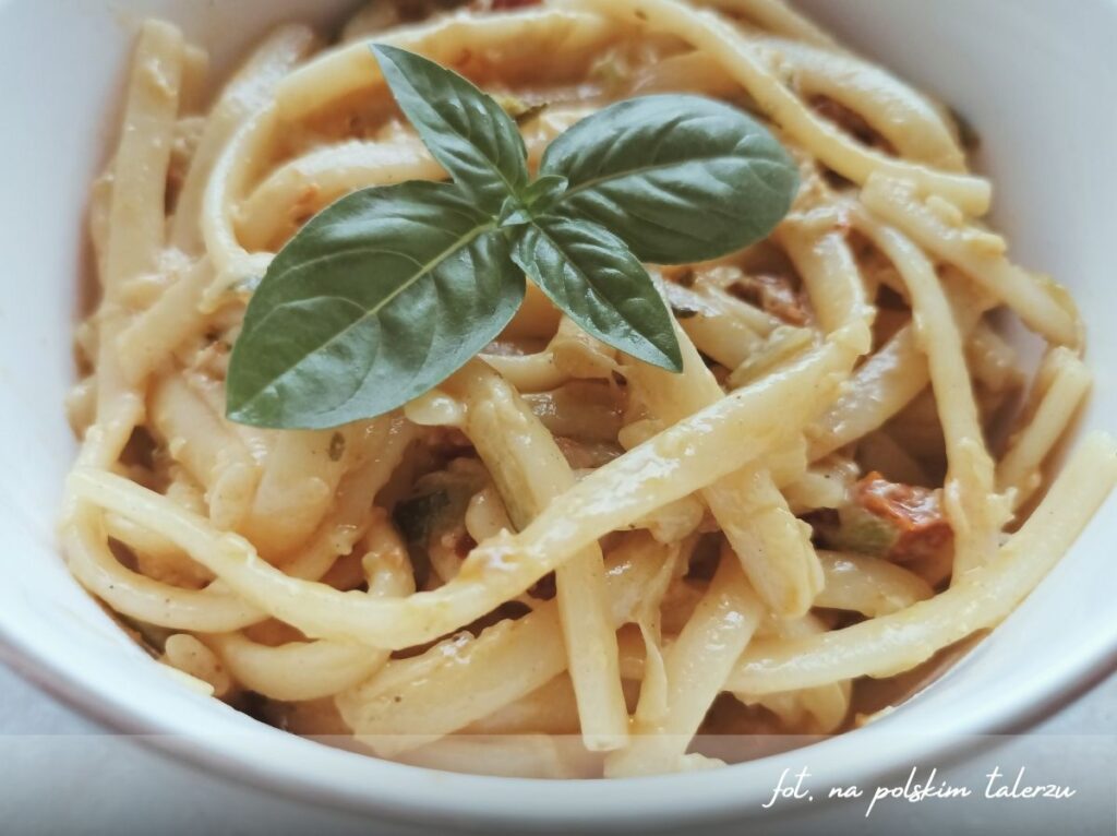 spaghetti z cukinią i suszonymi pomidorami Spaghetti z cukinią bez mięsa