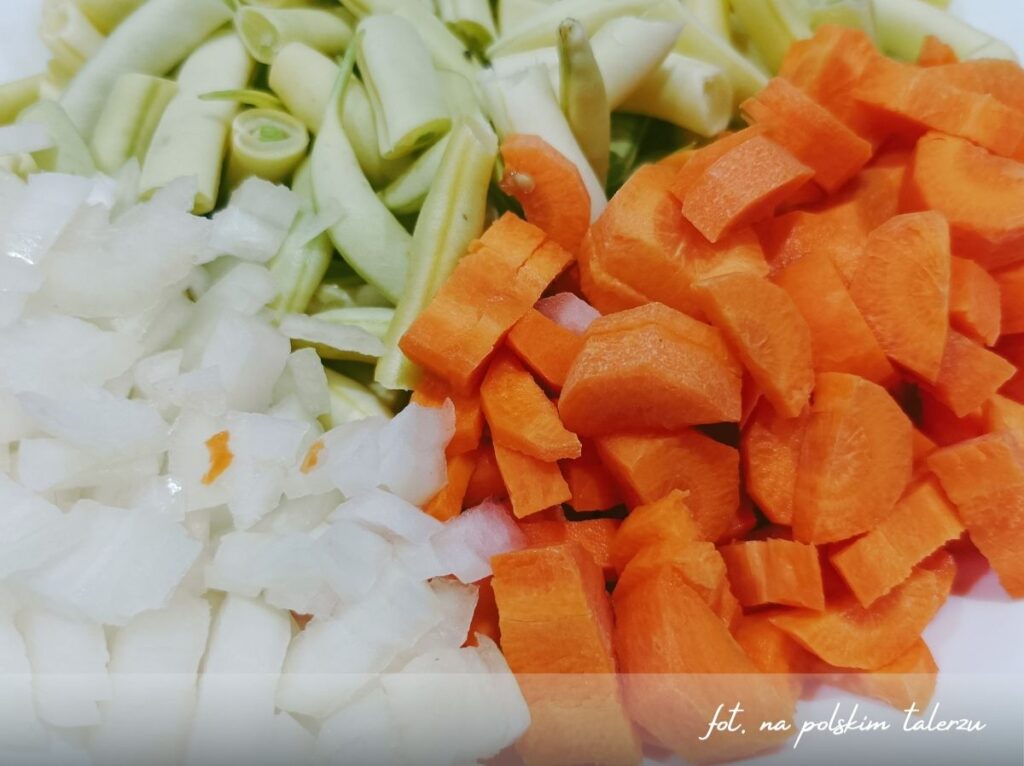 Zupa z fasolki szparagowej z ziemniakami, marchewką i cebulę. Zupa fasolkowa, 1