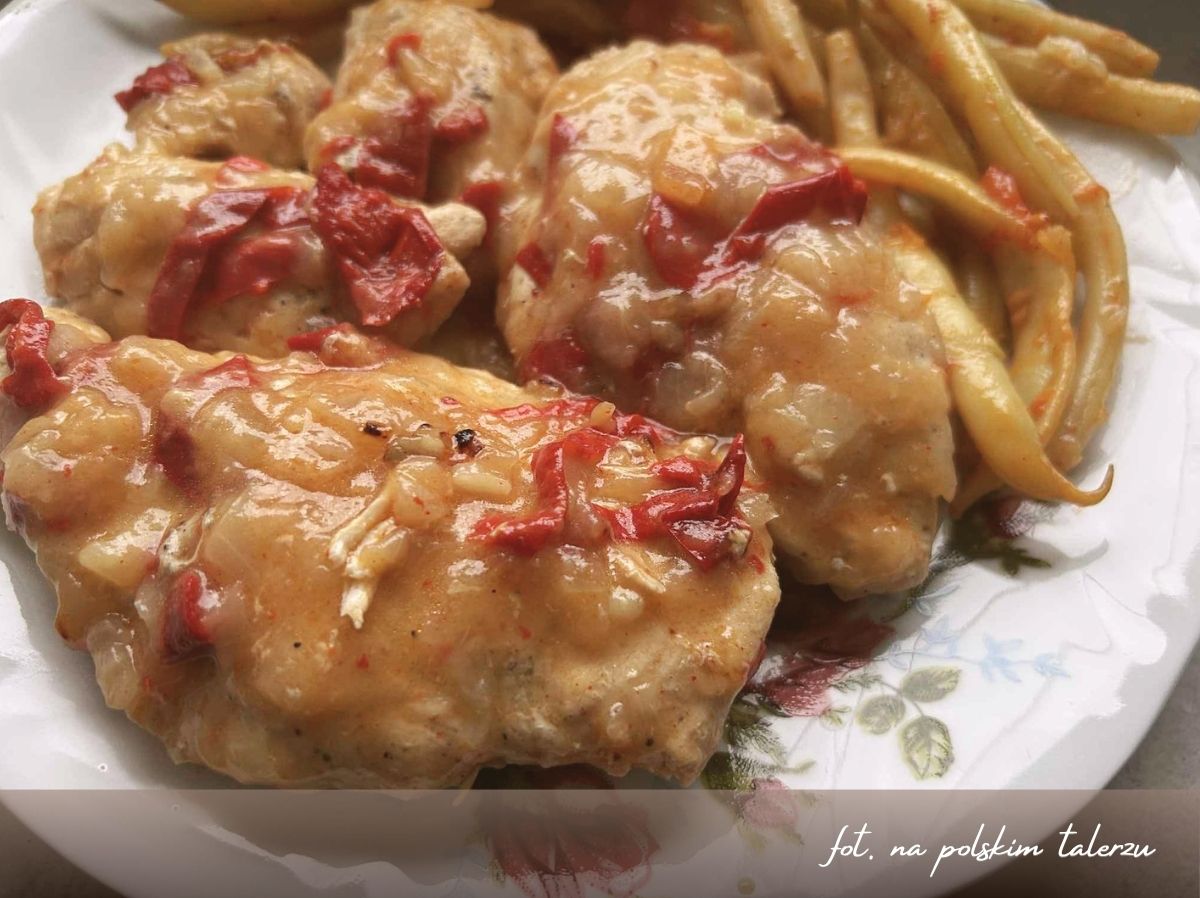 Filety z kurczaka w sosie cebulowo-paprykowym, obiad z piersią z kurczaka
