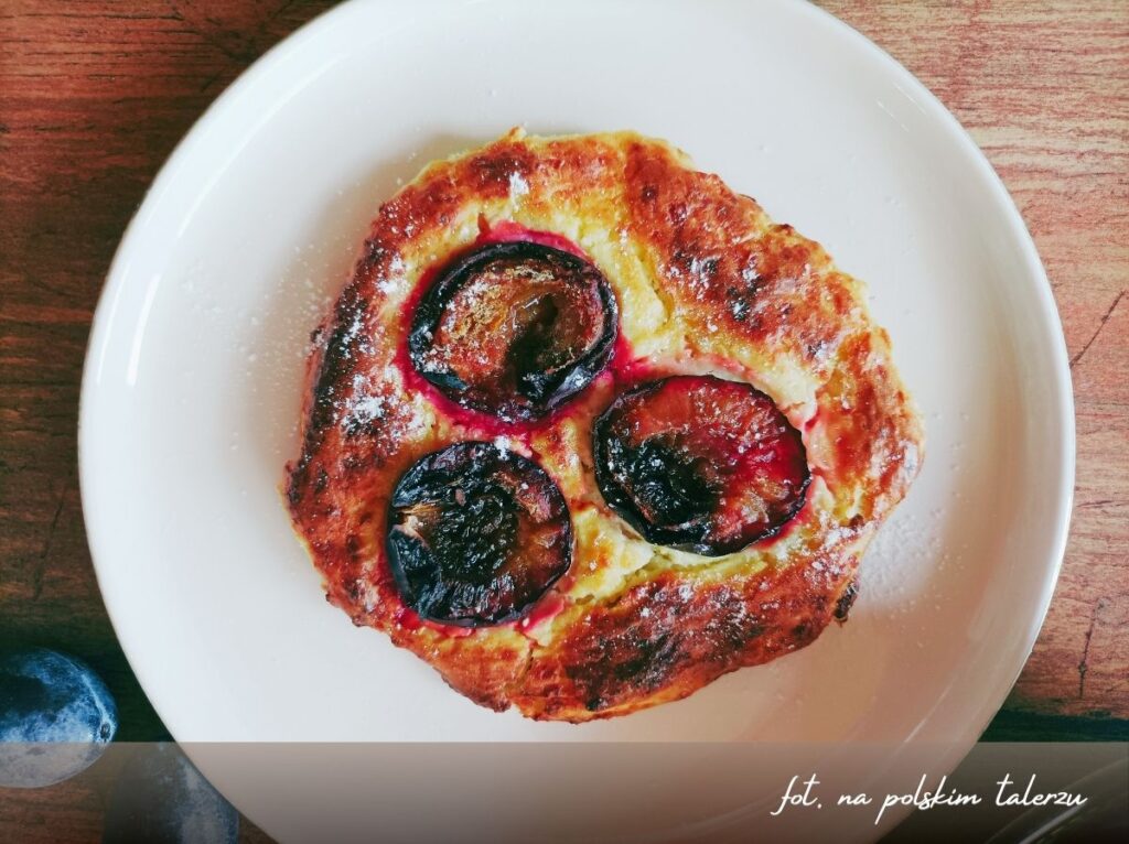 Ze śliwkami placki twarogowe pieczone w piekarniku