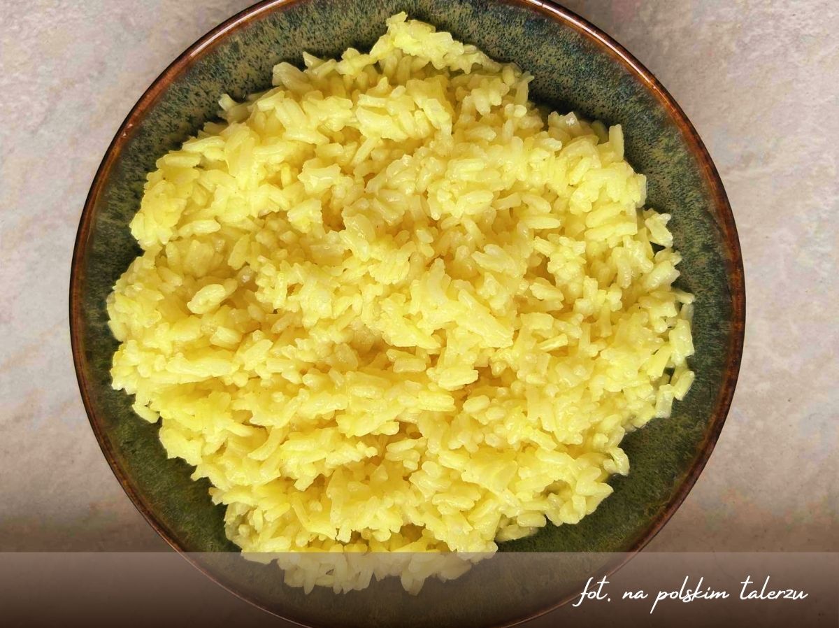żółty ryż na sypko