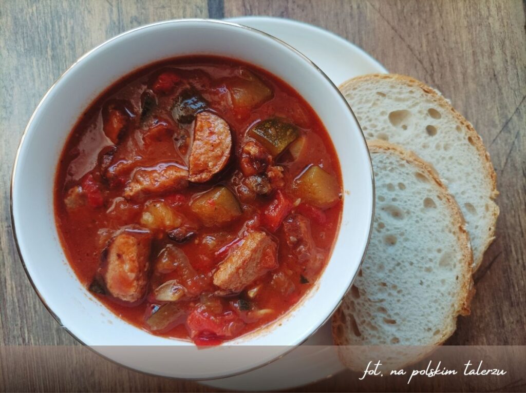 Zupa z kiełbasą i warzywami,, gęsta zupa, danie jednogarnkowe, 