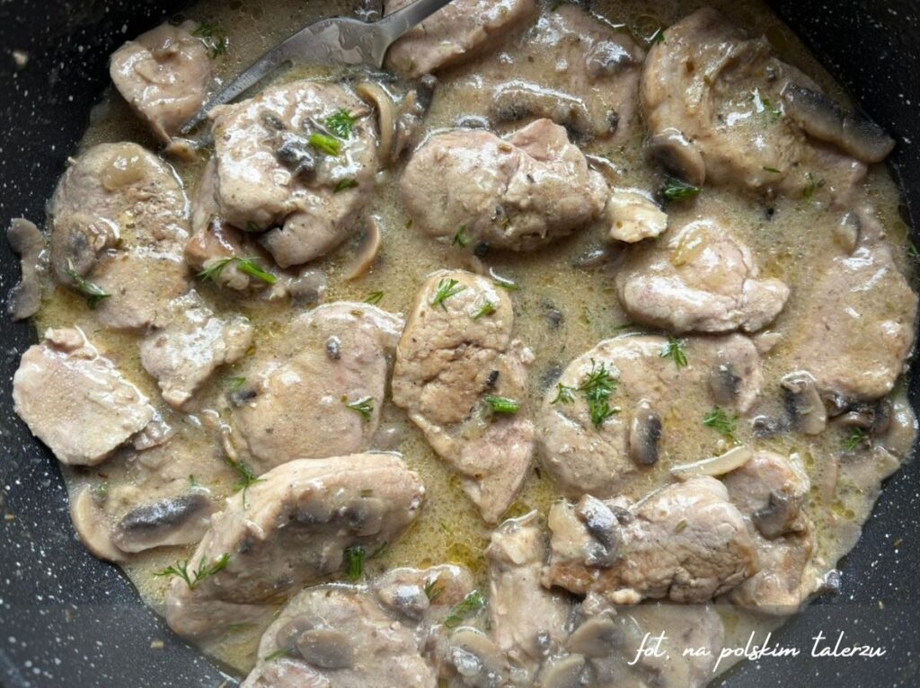 Polędwice wieprzowe w sosie pieczarkowym
