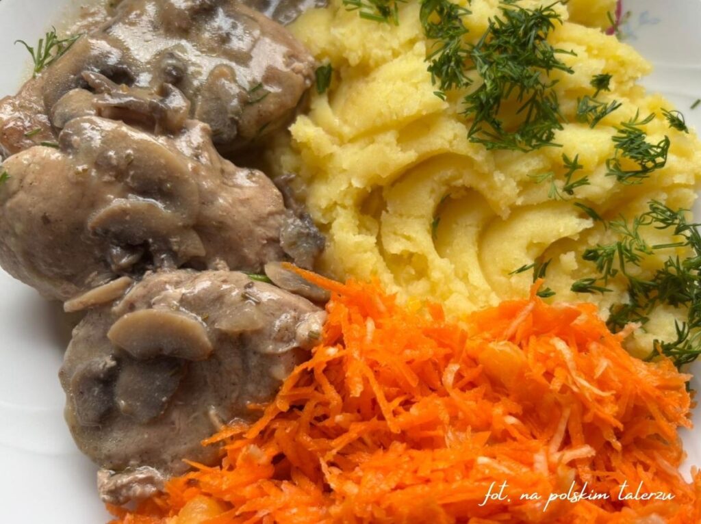 Polędwiczki w sosie w surówka i ziemniakami