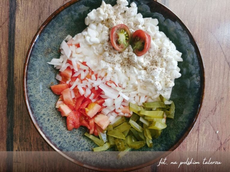 Sałatka z serka wiejskiego, sałatka z serkiem wiejskim