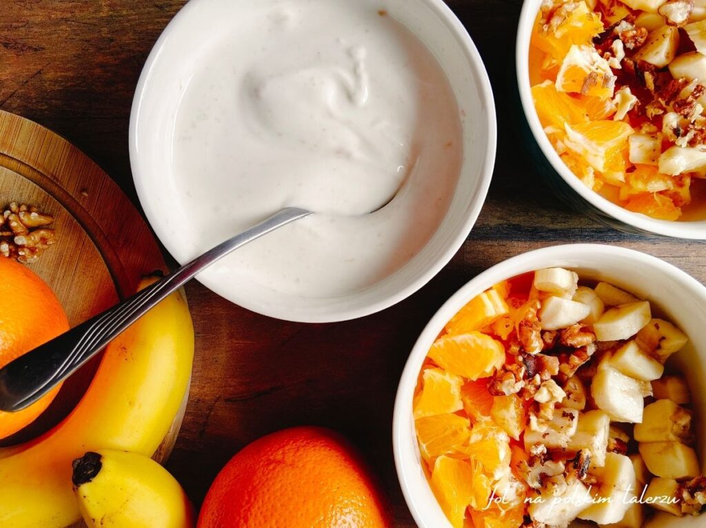 jogurt z owocami i waflami ryżowymi