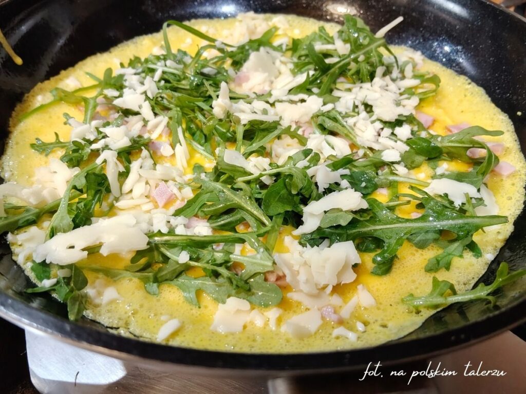 Omlet francuski z rukolą