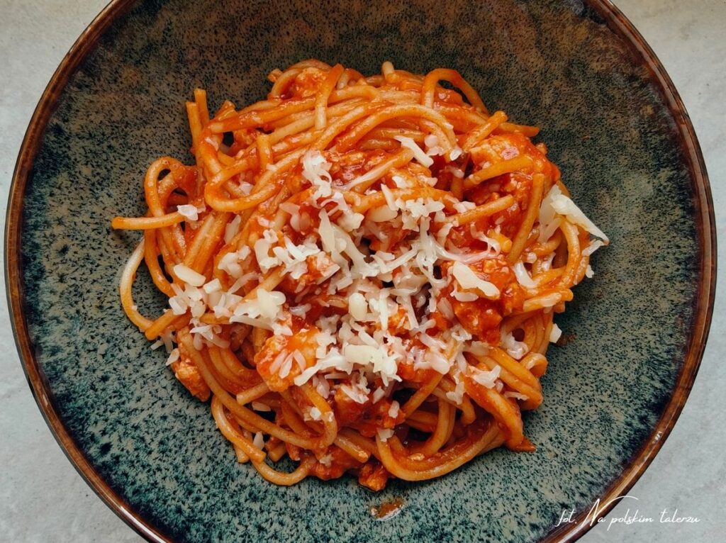 Spaghetti bolognese Spaghetti bolognese z sosem ze słoika